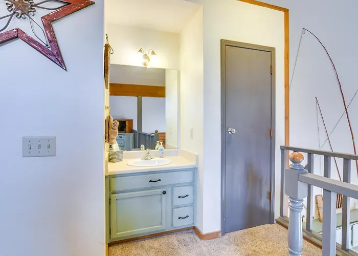 Charming Branson Getaway With Fireplace And Porch