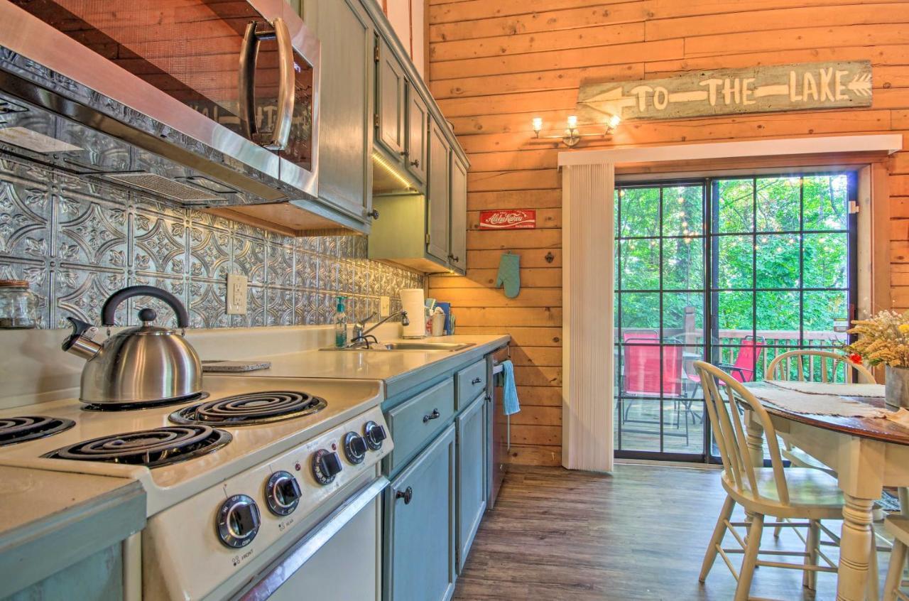 Charming Getaway With Fireplace And Porch Сasa de vacaciones