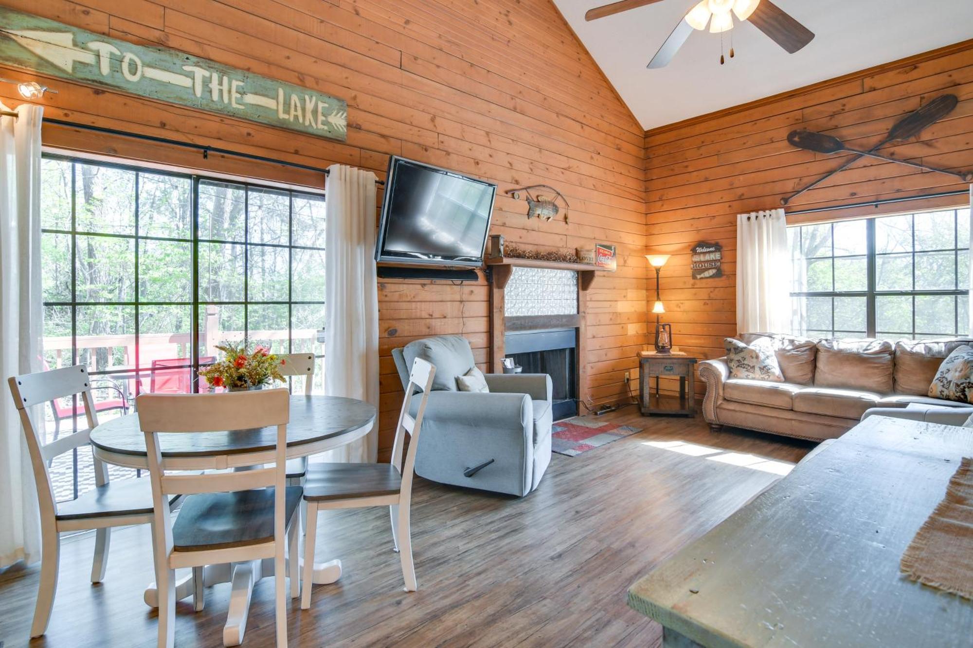Charming Getaway With Fireplace And Porch Сasa de vacaciones
